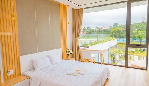 Romantic Room, Garden View