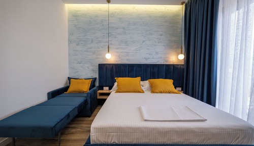 Deluxe Double Room (2 adults +1 child)