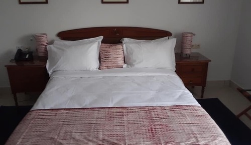 Basic Room, 1 Queen Bed, Private Bathroom