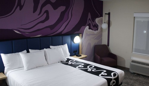 Room, 1 King Bed, Hearing Accessible, Non Smoking (Mobility/hearing, Roll-in Shower)