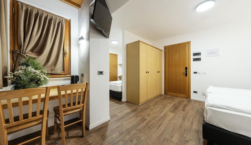 Family Room, Multiple Beds, Balcony, Mountain View (2 queen and 1 single bed)