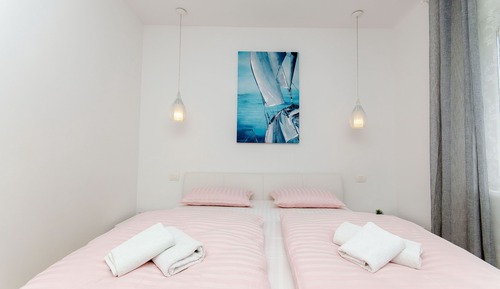 Room (S1)