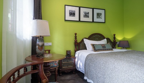 Classic Room, 1 Queen Bed, Courtyard View, Courtyard Area