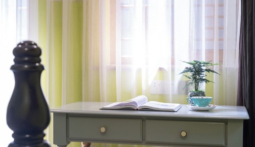 Elite Room, 1 Queen Bed, Courtyard View, Courtyard Area