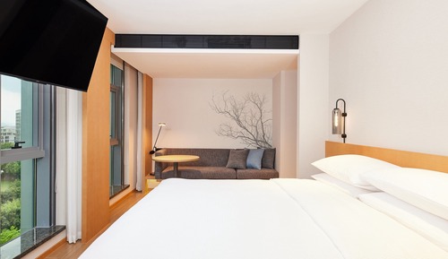 Executive Suite, 1 King Bed, City View