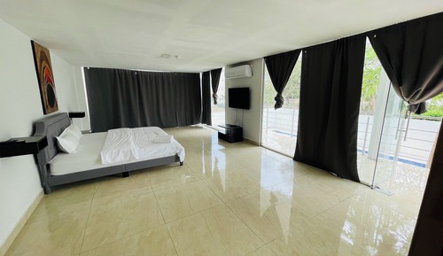 Grand Room, 1 King Bed, Pool View
