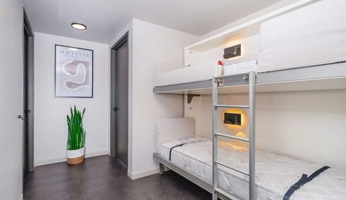 Deluxe 2 King Bedrooms, Multiple Beds, Sleeps 11ppl