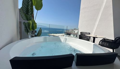 Queen Room with Jacuzzi and Sea View