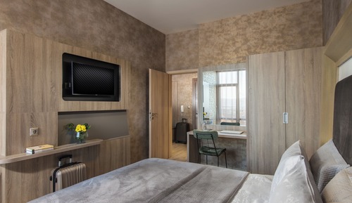 Superior One-Bedroom Apartment - Green