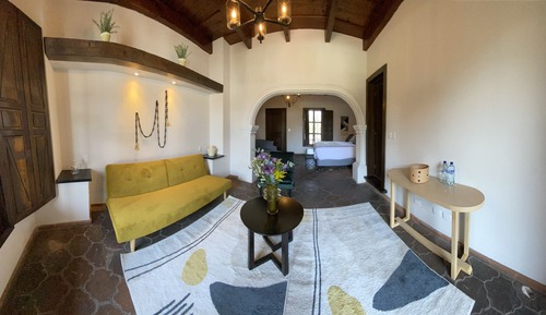Deluxe Studio Suite 202