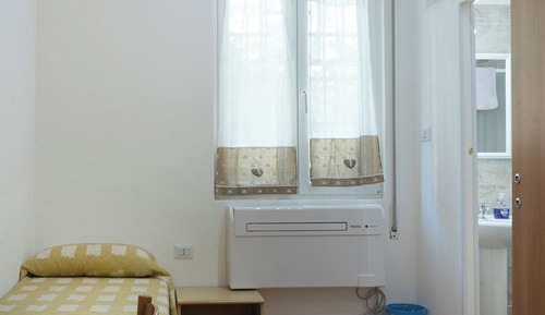 Business Triple Room, Non Smoking, Private Bathroom