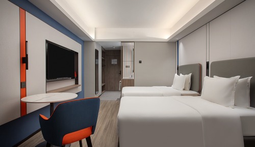 1 Queen Bed and 1 Twin Bed