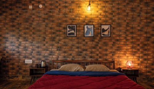 Iris - Club Room