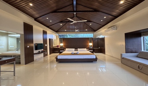 Orchard Suite with Bathtub