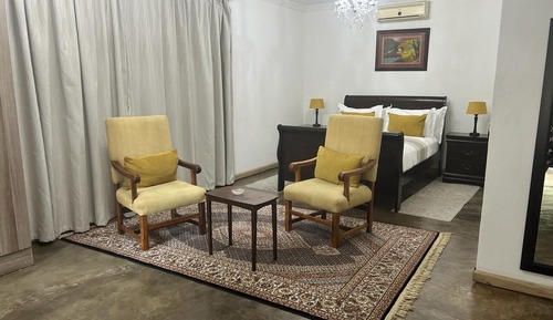 Room 9 Queen suite