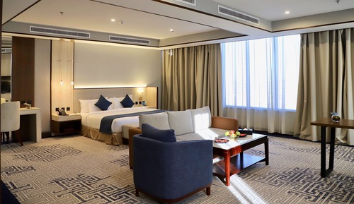 Panoramic Suite, 1 King Bed, City View, Poolside