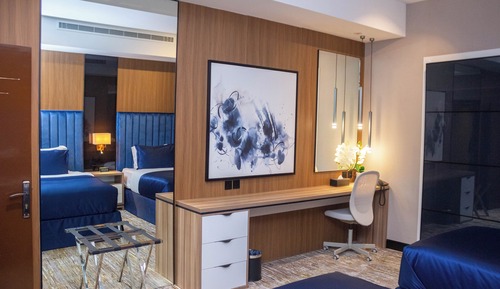 Suite, 1 Queen Bed with Sofa bed