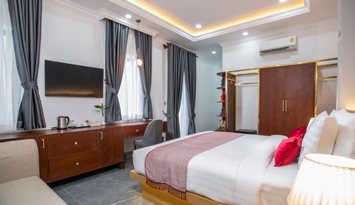 Deluxe King Suite