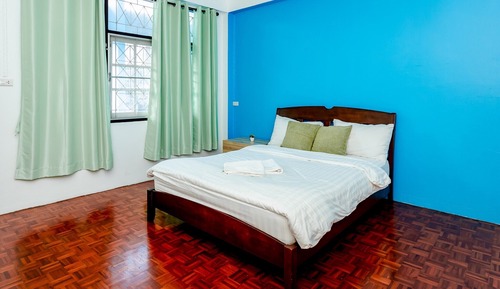 Standard room with Air-con, Shared bathroom and King Bed.