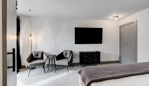 Premier Room, 1 King Bed, Patio, Pool View