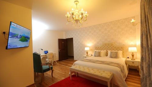 Honeymoon Studio Suite