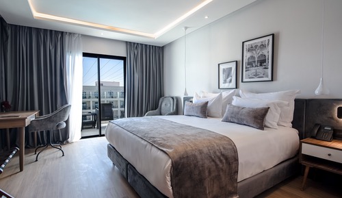 Deluxe Family Room, Pool View