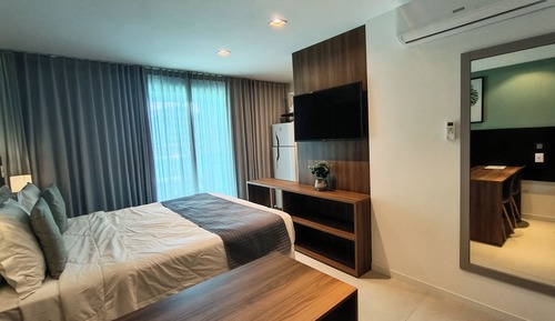 Deluxe Studio, 1 Queen Bed, Patio