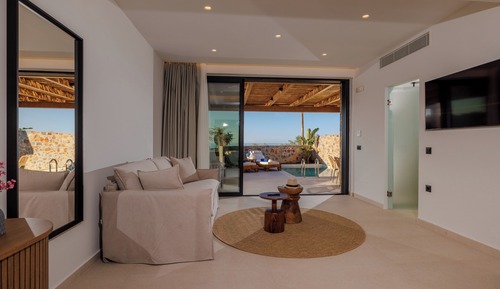 Deluxe Suite, Private Heated* Pool, Garden View