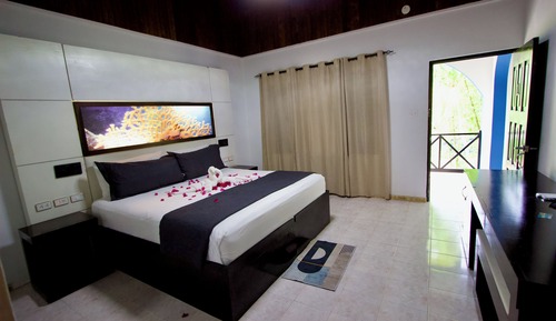 Signature Single Room, 1 King Bed, Air conditioning, Garden View