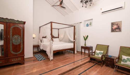 Vintage with Hot Tub