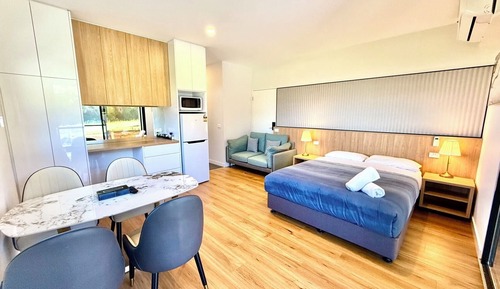 Deluxe Queen Suite