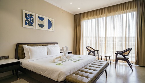 Junior Suite, 1 King Bed, Non Smoking, Garden View