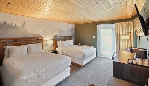 Newly Renovated 2 Queen Room