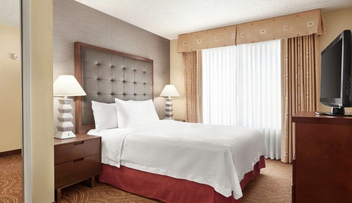 Suite, 1 Queen Bed, Accessible, Bathtub