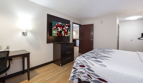 Suite, 1 King Bed, Accessible (Smoke Free)