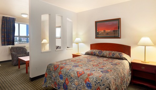 Room, 1 Queen Bed, Smoking (Exterior Corridor)