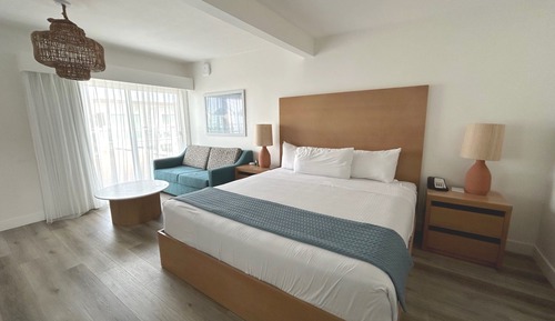 Basic Room, 1 King Bed, No View (Deck View - One King)