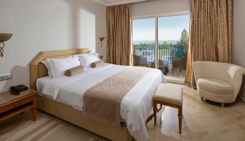 Superior Suite, 1 King Bed, Pool View
