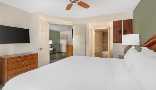 1 Bedroom King Suite Hear Access Roll in Shwr