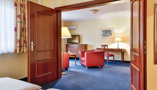Deluxe Suite with double bed or twin bed