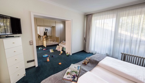 Family Room, Multiple Beds, Lake View