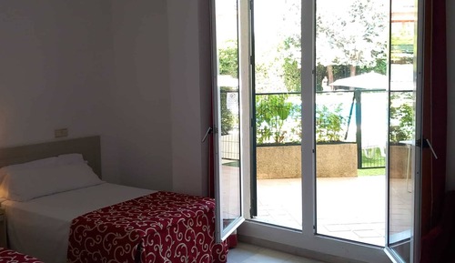 Studio (direct access to pool, 2 people)