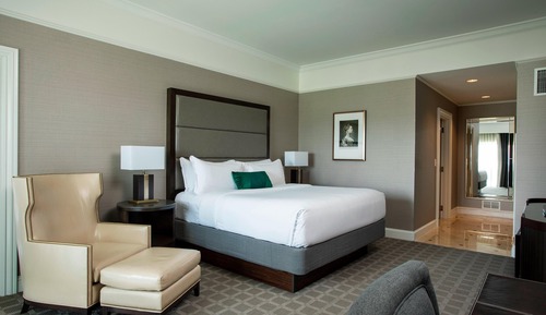 Executive Suite, 1 King Bed, Balcony, Park View (Mobility Accessible, Tub)