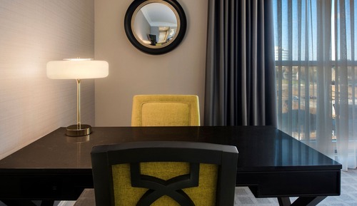 Executive Suite, 1 King Bed, Balcony, Park View