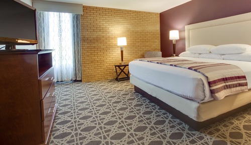 Suite, 1 King Bed with Sofa bed, Refrigerator & Microwave (Kitchen, Upper Floor)