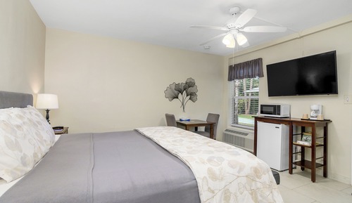 Room, 1 King Bed, Poolside