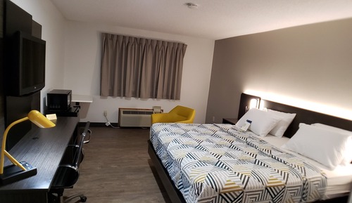 Deluxe Room, 1 King Bed, Non Smoking, Refrigerator & Microwave