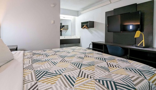 Deluxe Room, 1 Queen Bed, Non Smoking, Refrigerator & Microwave