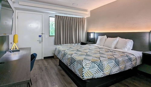 Deluxe Room, 1 Queen Bed, Non Smoking