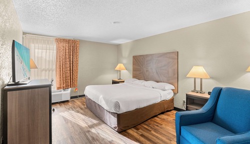 Room, 1 King Bed, Mobility Accessible, Non Smoking (Bathtub w/ Grab Bars)